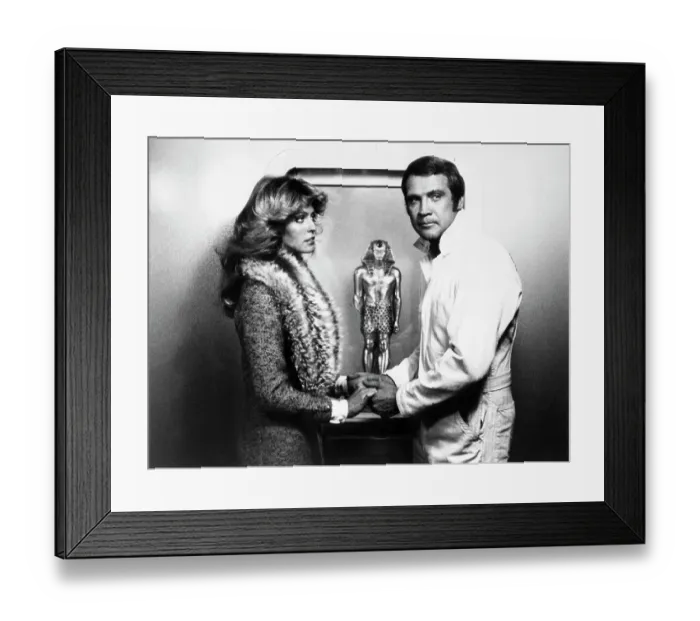 Framed Print : Farrah Fawcett and Lee Majors in The Six Million Dollar Man Framed Print : Farrah Fawcett and Lee Majors in The Six Million Dollar Man