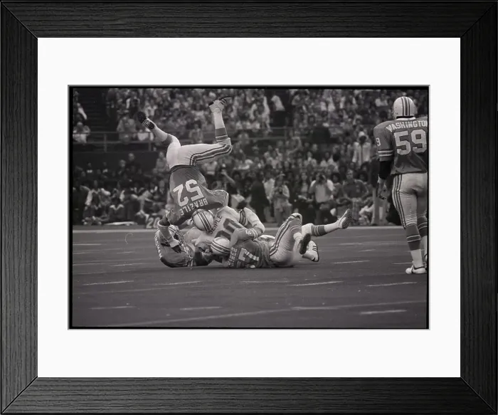 Framed Print : Houston Oilers Linebacker Robert Brazile Framed Print : Houston Oilers Linebacker Robert Brazile