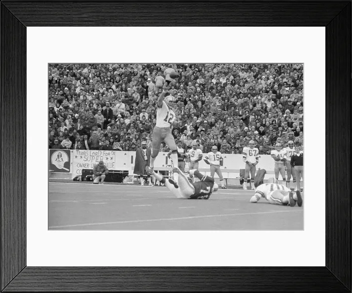 Framed Print : Dallas Cowboys Versus New England Patriots Framed Print : Dallas Cowboys Versus New England Patriots