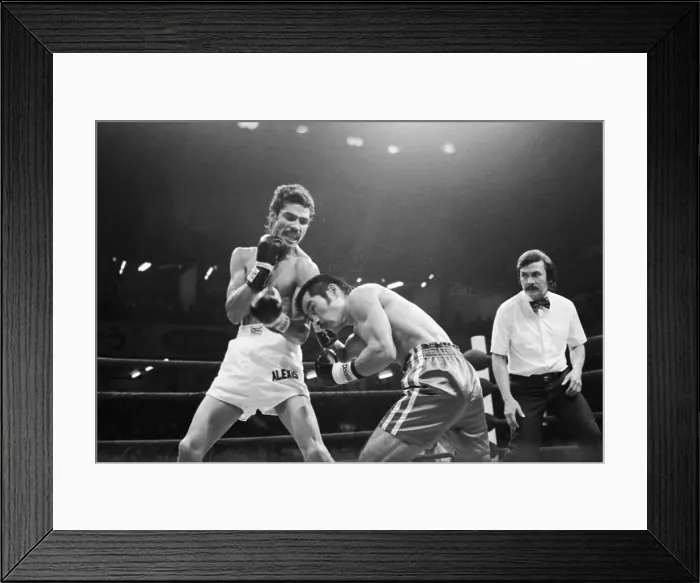 Framed Print : Alexis Arguello Landing Uppercut on Royal Kobayashi Framed Print : Alexis Arguello Landing Uppercut on Royal Kobayashi