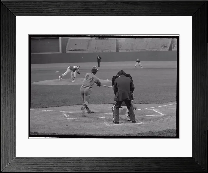 Framed Print : Hank Aaron Swinging for a Record Framed Print : Hank Aaron Swinging for a Record