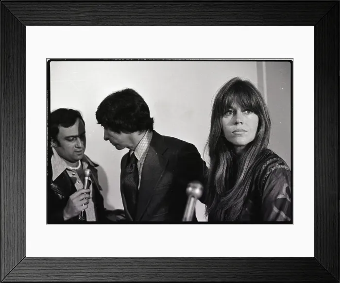 Framed Print : Jane Fonda with Tom Hayden Framed Print : Jane Fonda with Tom Hayden