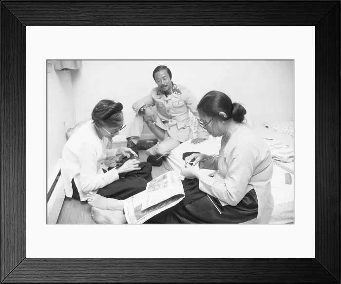 Framed Print : Nguyen Cao Ky Sitting with Relatives Framed Print : Nguyen Cao Ky Sitting with Relatives