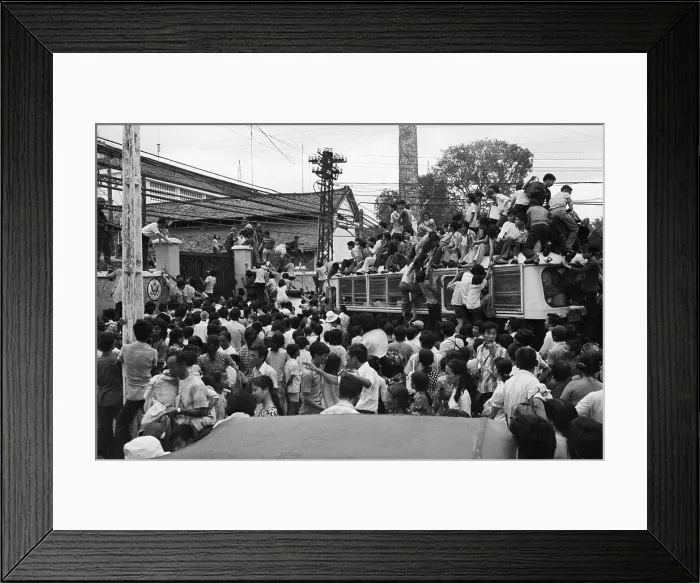 Framed Print : Vietnamese Civilians Crowding in Front of the US Embassy Framed Print : Vietnamese Civilians Crowding in Front of the US Embassy