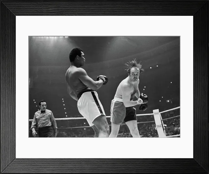 Framed Print : Chuck Wepner Swinging at Muhammad Ali Framed Print : Chuck Wepner Swinging at Muhammad Ali