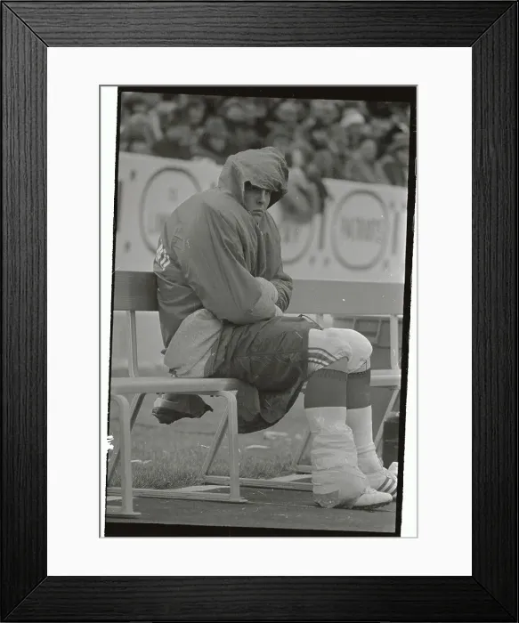 Framed Print : John Hannah Sitting Wrapped up on The Sidelines Framed Print : John Hannah Sitting Wrapped up on The Sidelines