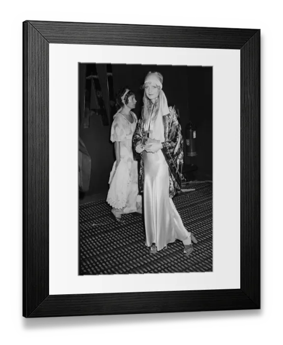 Framed Print : Portrait of Twiggy