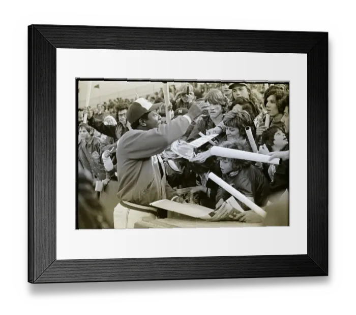 Framed Print : Hank Aaron Greeting Crowd Of Fans