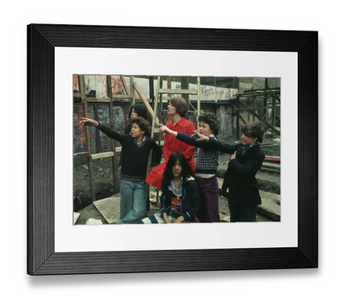 Framed Print : Glenda Jackson With Children Framed Print : Glenda Jackson With Children