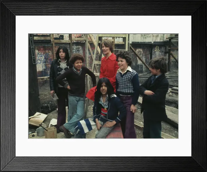 Framed Print : Glenda Jackson With Children Framed Print : Glenda Jackson With Children