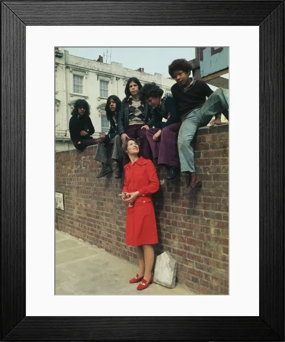 Framed Print : Glenda Jackson With Children Framed Print : Glenda Jackson With Children
