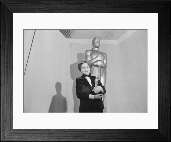 Framed Print : Tatum O'Neal Holding Her Oscar Framed Print : Tatum O'Neal Holding Her Oscar