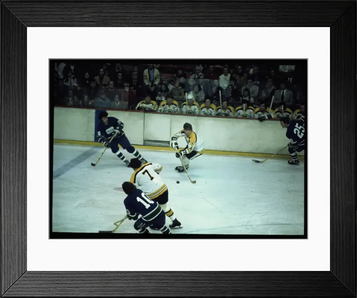 Framed Print : Bobby Orr in Game, Skating with Puck Framed Print : Bobby Orr in Game, Skating with Puck