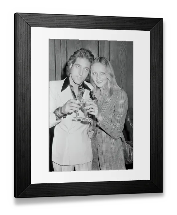 Framed Print : Shot of Twiggy and Justin de Villeneuve Framed Print : Shot of Twiggy and Justin de Villeneuve