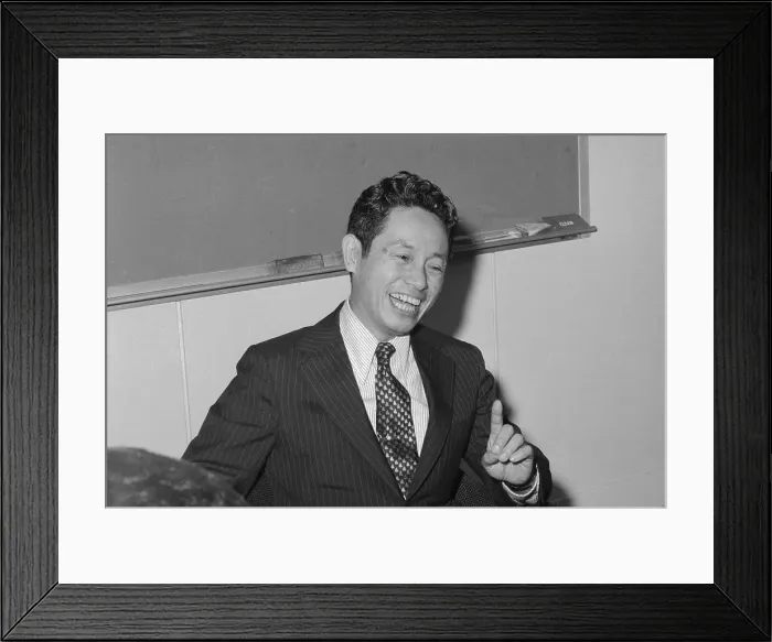 Framed Print : Leo Esaki Speaking to Press near Blackboard Framed Print : Leo Esaki Speaking to Press near Blackboard
