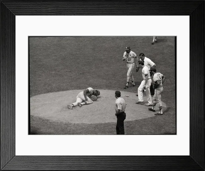 Framed Print : Bob Gibson On Mound Clutching Leg Framed Print : Bob Gibson On Mound Clutching Leg