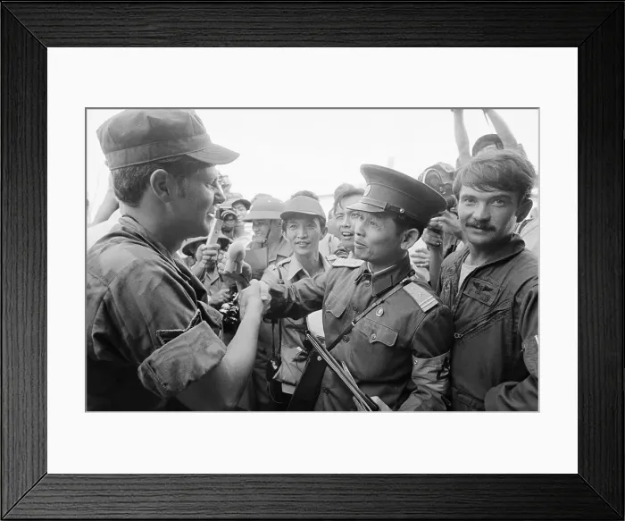 Framed Print : Vietnamese Lt. Shakes Hands W / Us Sgt Framed Print : Vietnamese Lt. Shakes Hands W / Us Sgt