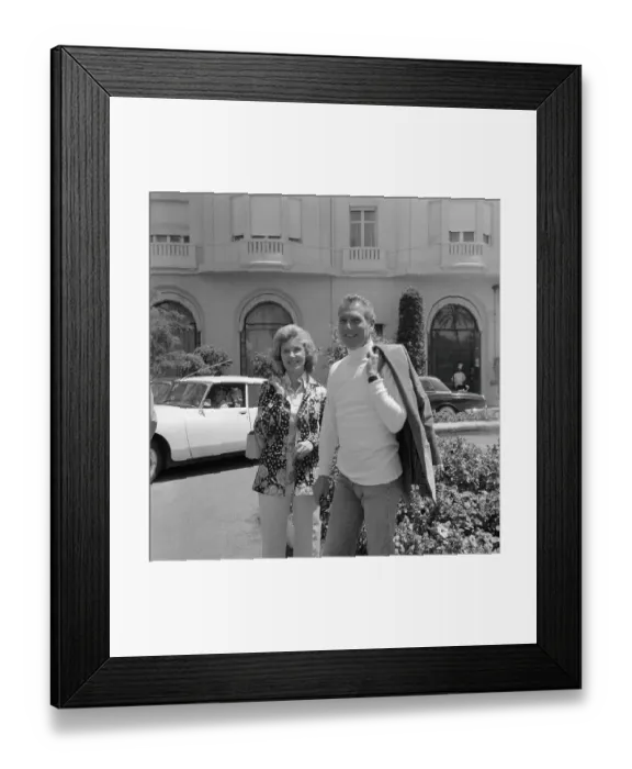 Framed Print : Paul Newman and Joanne Woodward Walking Hand in Hand
