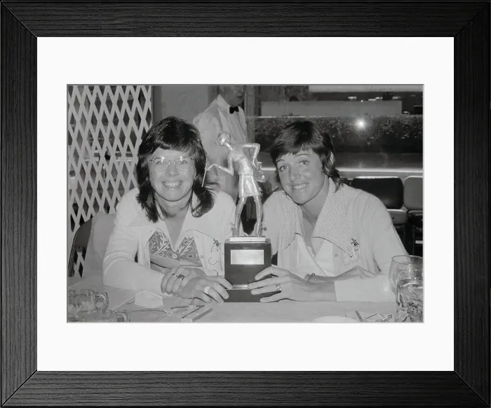 Framed Print : Billie Jean King and Margaret Court Sitting with Trophy Framed Print : Billie Jean King and Margaret Court Sitting with Trophy
