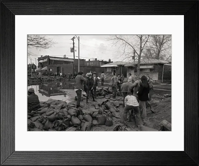 Framed Print : Volunteers Sandbagging To Stop Flood Framed Print : Volunteers Sandbagging To Stop Flood