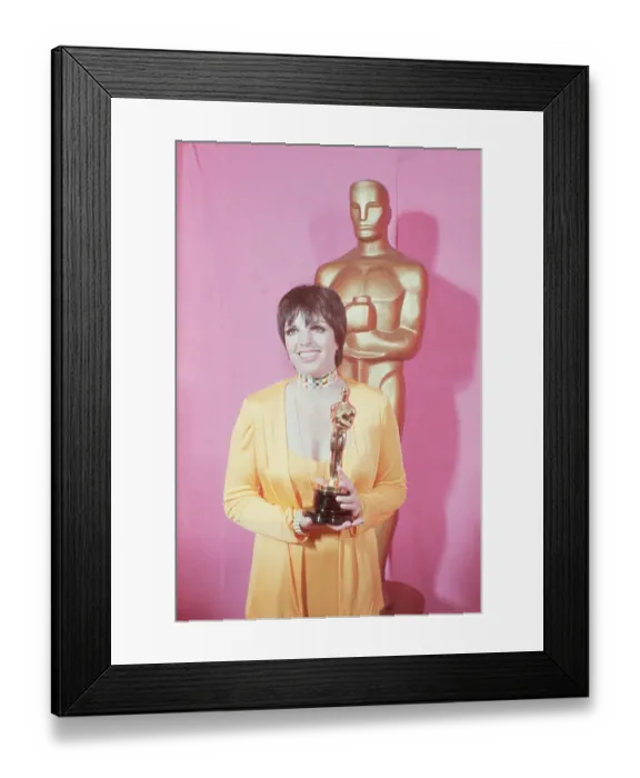 Framed Print : Liza Minneli Holds Her Oscar, Smiling Framed Print : Liza Minneli Holds Her Oscar, Smiling