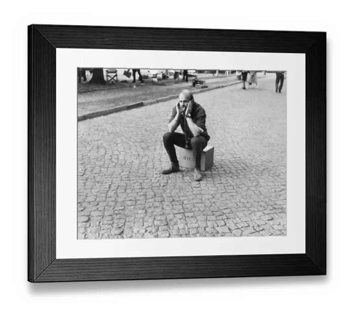 Framed Print : Bob Fosse. Film director and choreographer Bob Fosse takes a break. 1973 Framed Print : Bob Fosse. Film director and choreographer Bob Fosse takes a break. 1973