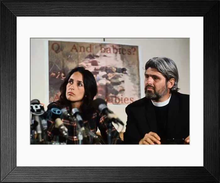 Framed Print : Singer Joan Baez and Reverend Michael Allen Framed Print : Singer Joan Baez and Reverend Michael Allen