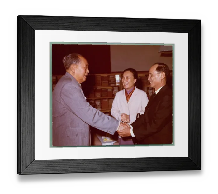 Framed Print : Mao Tse-Tung Shaking Hands with Nguyen Van Quang