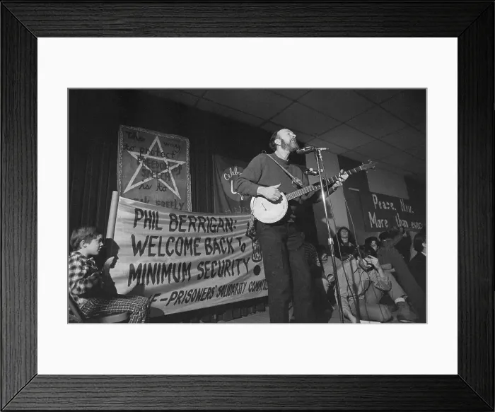 Framed Print : Folksinger Pete Seeger Performing Framed Print : Folksinger Pete Seeger Performing