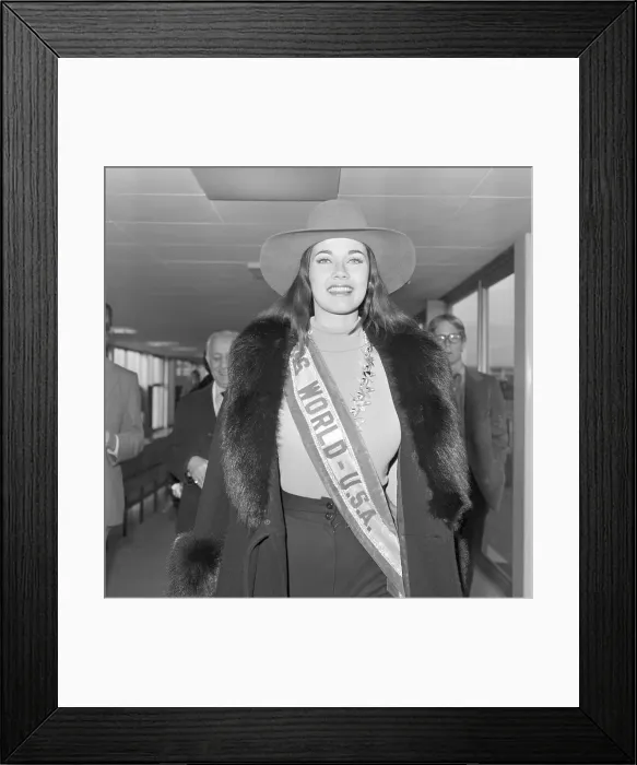 Framed Print : Miss Usa Lynda Carter At London Airport