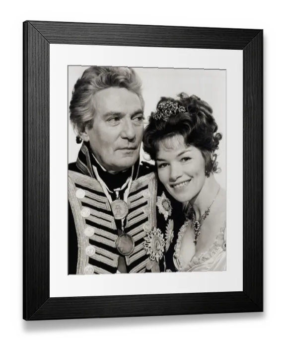 Framed Print : Glenda Jackson With Co-Star Peter Finch Framed Print : Glenda Jackson With Co-Star Peter Finch