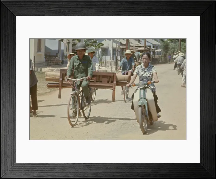 Framed Print : Evacuating Thang Binh, Vietnam War