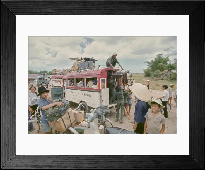 Framed Print : Evacuating Thang Binh, Vietnam War