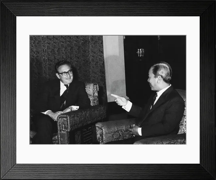 Framed Print : Henry Kissinger and Nguyen Van Thieu Framed Print : Henry Kissinger and Nguyen Van Thieu