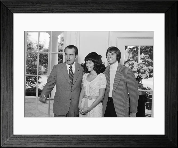 Framed Print : Karen & Richard Carpenter W /  Nixon