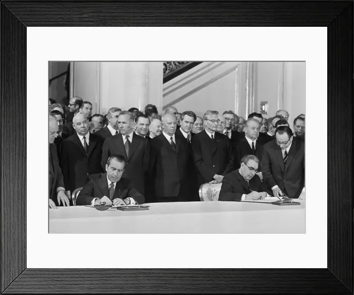 Framed Print : President Nixon and Soviet Premier Leonid Brezhnev Framed Print : President Nixon and Soviet Premier Leonid Brezhnev