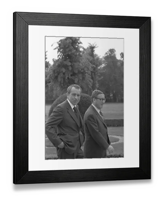 Framed Print : Richard Nixon with Henry Kissinger Framed Print : Richard Nixon with Henry Kissinger