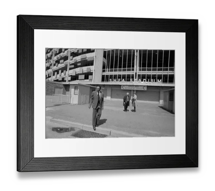 Framed Print : Willie Mays Walking from Shea Stadium Framed Print : Willie Mays Walking from Shea Stadium