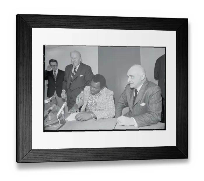 Framed Print : Vida Blue Signing Contract Framed Print : Vida Blue Signing Contract