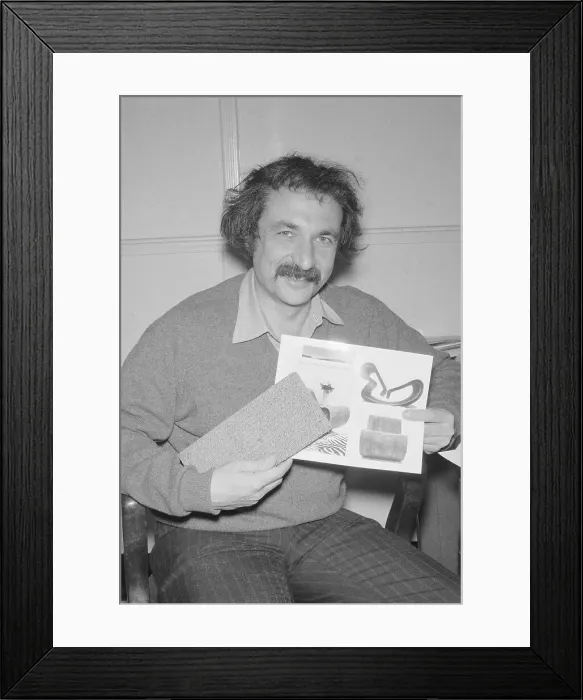 Framed Print : Gehry Displaying his Sample Framed Print : Gehry Displaying his Sample