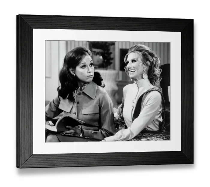 Framed Print : Mary Tyler Moore And Cloris Leachman on The Mary Tyler Moore Show