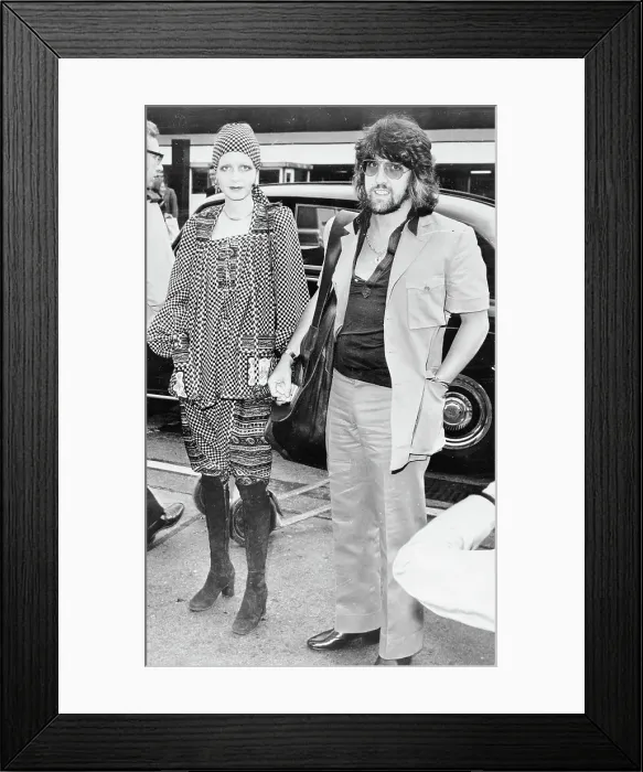 Framed Print : Twiggy and her Manager Justin de Villeneuve At Heathrow Airport