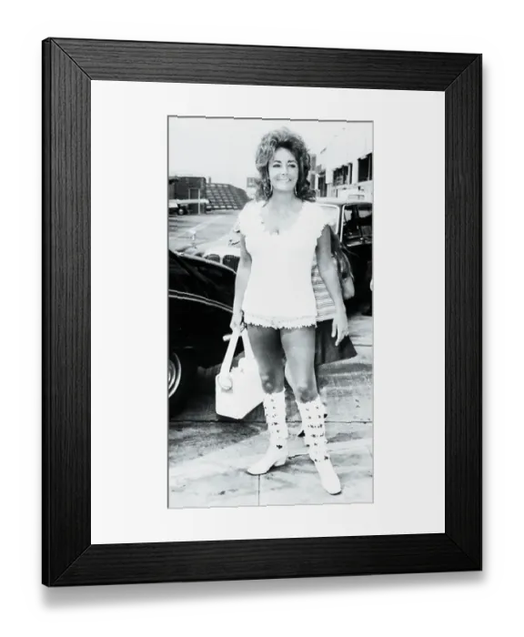 Framed Print : Liz Taylor Arrives At London Airport Framed Print : Liz Taylor Arrives At London Airport