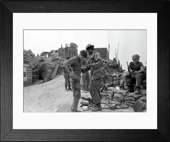 Framed Print : Troops at Firebase Gladiator with David Kennerly Framed Print : Troops at Firebase Gladiator with David Kennerly