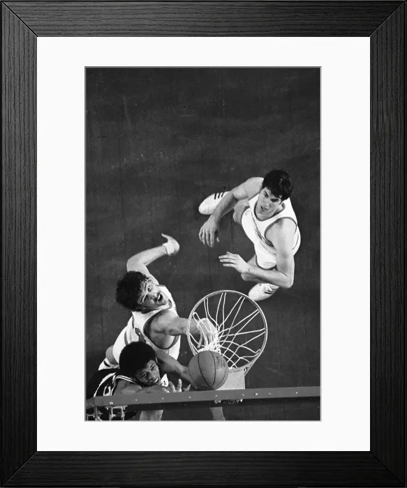 Framed Print : Kareem Abdul-Jabbar Making Shot Framed Print : Kareem Abdul-Jabbar Making Shot