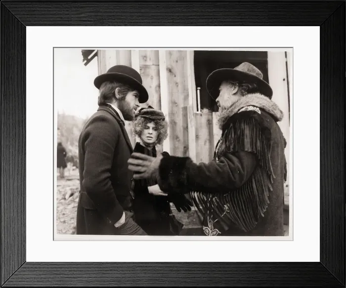 Framed Print : Robert Altman with Warren Beatty and Julie Christie Framed Print : Robert Altman with Warren Beatty and Julie Christie