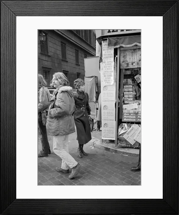 Framed Print : Audrey Hepburn Shopping on Via Borgognona in Rome Framed Print : Audrey Hepburn Shopping on Via Borgognona in Rome