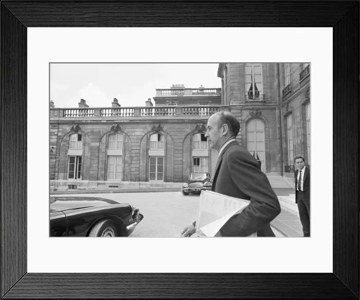 Framed Print : Valery Giscard d'Estaing Leave Elysee Framed Print : Valery Giscard d'Estaing Leave Elysee