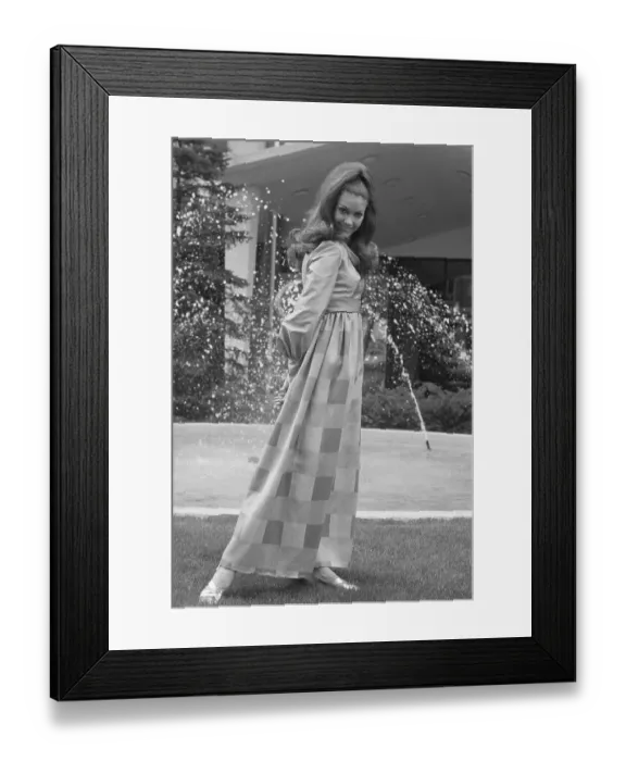 Framed Print : Fashion Model Mari-Lou Framed Print : Fashion Model Mari-Lou