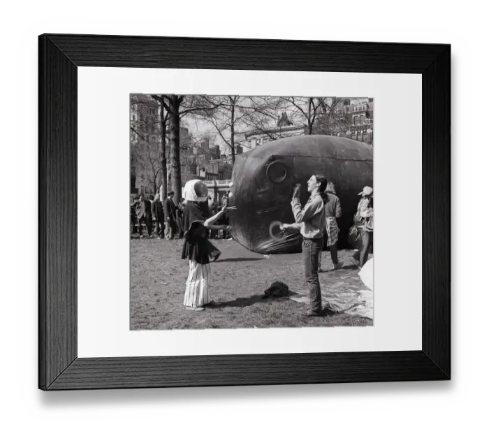 Framed Print : New Yorkers Engage In Juggling Act Framed Print : New Yorkers Engage In Juggling Act